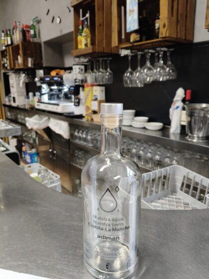 ADIMAN entrega 2.500 botellas de cristal a hosteleros de la Manchuela Conquense para servir agua del grifo